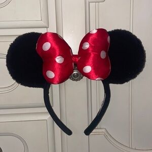 Minnie ears from Disney (I did rip off that long tag they sell them with)